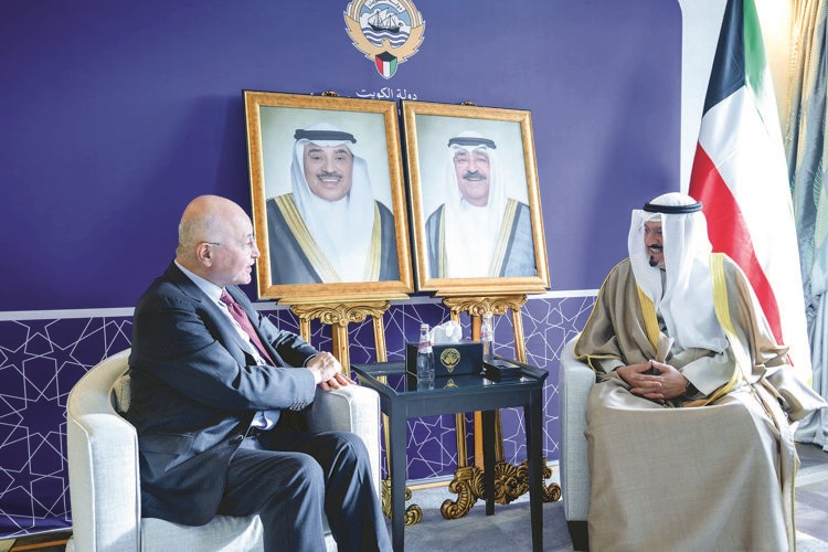سمو الشيخ أحمد العبدالله رئيس مجلس الوزراء خلال استقباله المفوض السامي للأمم المتحدة لشؤون اللاجئين د.برهم صالح على هامش أعمال مؤتمر ميونيخ للأمن المنعقد في مدينة ميونيخ