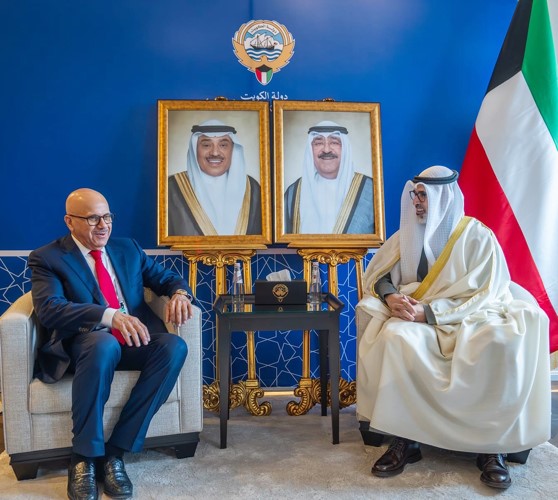 وزير الخارجية الشيخ جراح الجابر خلال لقائه وزير خارجية مملكة البحرين الشقيقة عبداللطيف الزياني