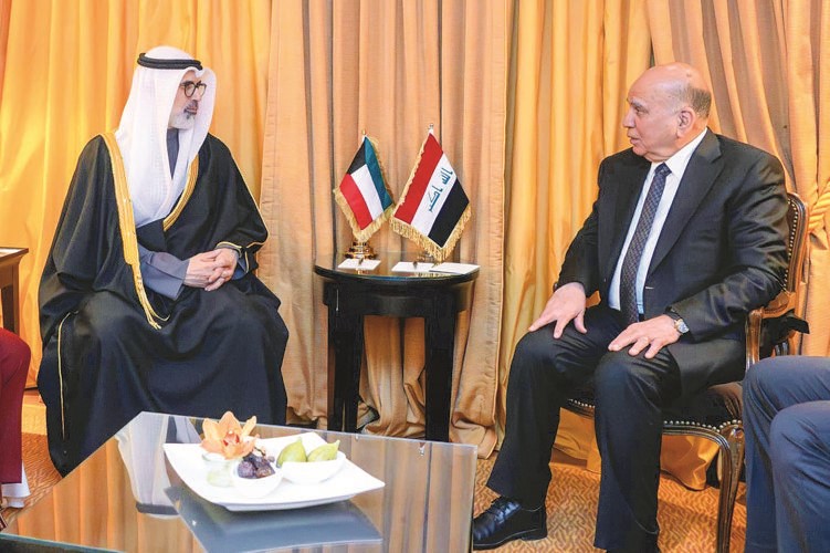 وزير الخارجية الشيخ جراح الجابر خلال لقائه نائب رئيس مجلس الوزراء ووزير خارجية العراق فؤاد محمد حسين