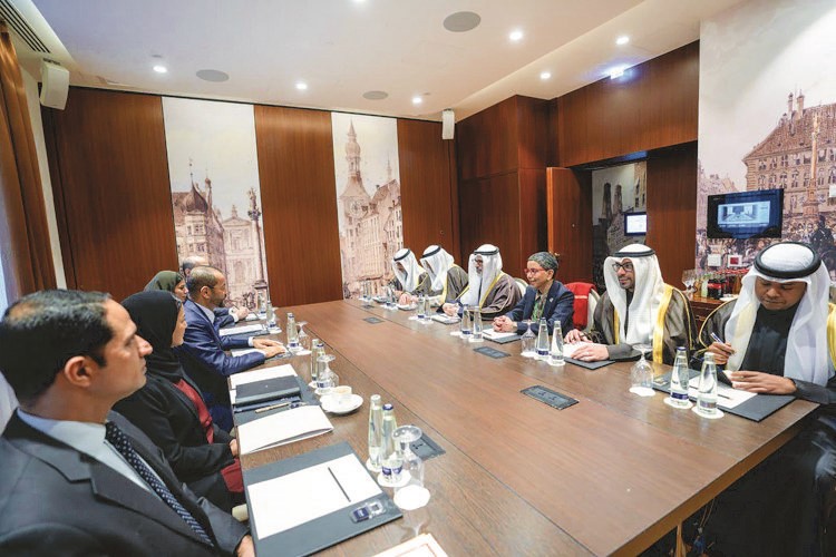 وزير الخارجية الشيخ جراح الجابر خلال لقائه وزير خارجية عمان بدر بن حمد البوسعيدي على هامش أعمال الدورة الـ62 لمؤتمر ميونيخ للأمن في مدينة ميونيخ الألمانية