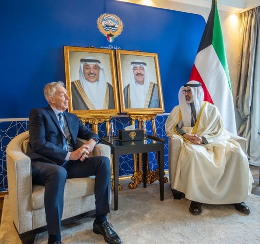 وزير الخارجية الشيخ جراح الجابر خلال لقائه رئيس الوزراء الأسبق للمملكة المتحدة الصديقة توني بلير