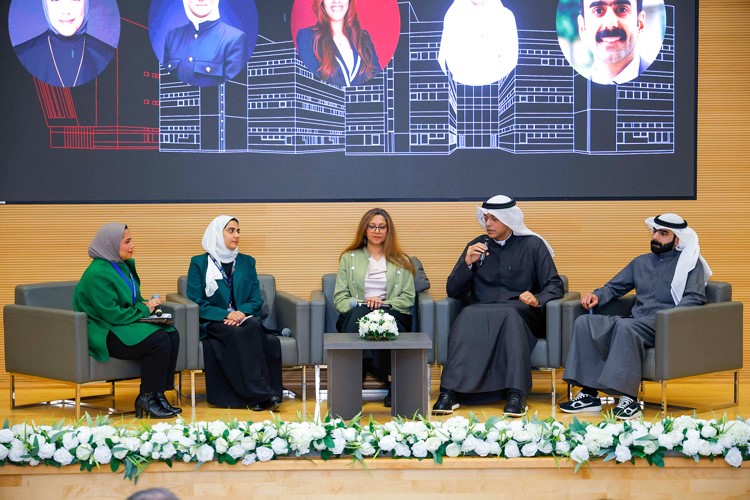 المشاركون في الجلسة الحوارية