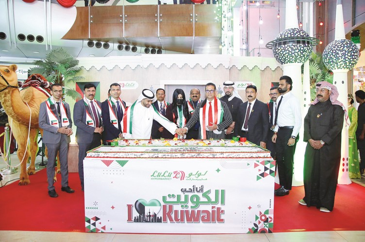 المشاركون خلال قطع كيكة الاحتفال