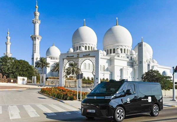 إطلاق أول تشغيل تجاري لسيارات الأجرة ذاتية القيادة في أبوظبي