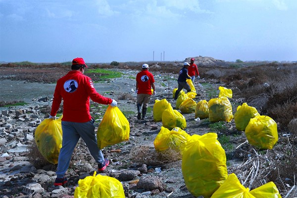 رفع طن من المخلفات البلاستيكية من ساحل محمية الجهراء الطبيعية