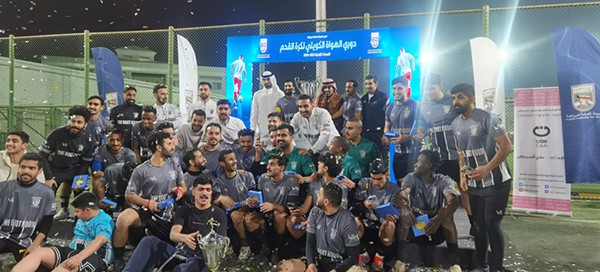  الفرق الفائزة تحتفل في لقطة جماعية