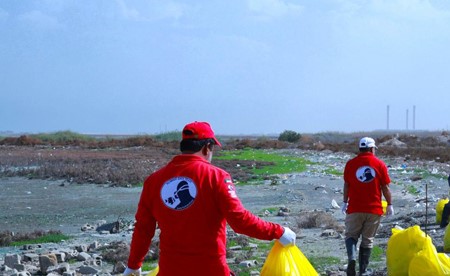 أشبال فريق الغوص الكويتي يرفعون طناً من المخلفات البلاستيكية من ساحل محمية الجهراء الطبيعية