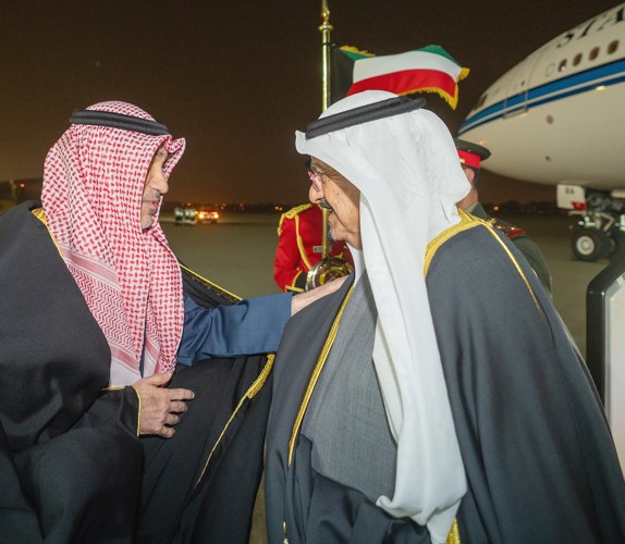 سمو الشيخ أحمد العبدالله رئيس مجلس الوزراء لدى وصوله إلى البلاد وفي استقباله النائب الأول لرئيس مجلس الوزراء ووزير الداخلية الشيخ فهد اليوسف