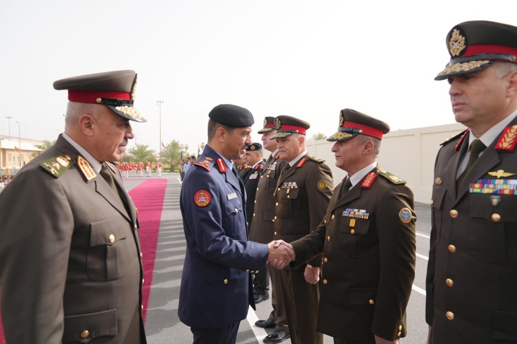 رئيس الأركان العامة للجيش الفريق ركن خالد الشريعان لدى استقباله رئيس أركان حرب القوات المسلحة المصرية الفريق أحمد خليفة