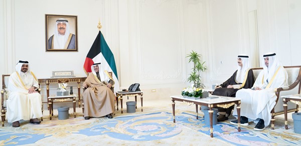 سمو ولي العهد الشيخ صباح الخالد مستقبلا الشيخ جوعان بن حمد آل ثاني رئيس المجلس الأولمبي الآسيوي رئيس اللجنة الأولمبية القطرية بحضور رئيس ديوان سمو ولي العهد الشيخ ثامر الجابر ووزير الدولة لشؤون الشباب والرياضة د.طارق الجلاهمة