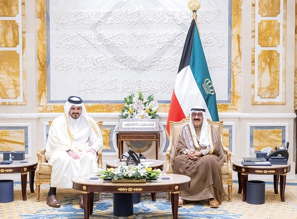  صاحب السمو الأمير الشيخ مشعل الأحمد مستقبلاً الشيخ جوعان بن حمد آل ثاني رئيس المجلس الأولمبي الآسيوي رئيس اللجنة الأولمبية القطرية