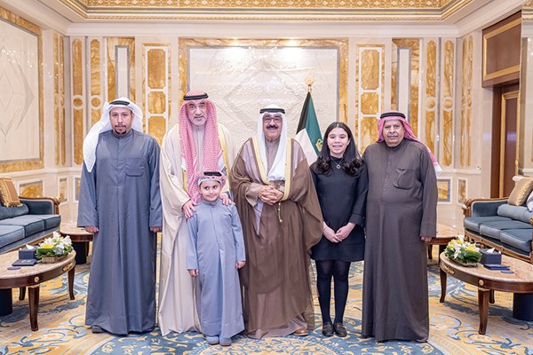  صاحب السمو الأمير الشيخ مشعل الأحمد مستقبلاً رئيس مجلس الوزراء بالإنابة ووزير الداخلية الشيخ فهد اليوسف وأسرة شهيد الواجب وكيل أول ضابط خالد أحمد الشرف