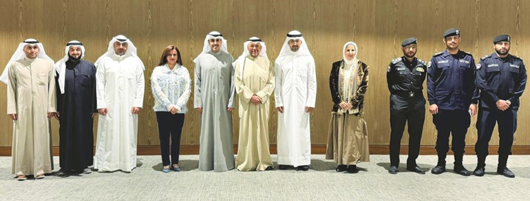 محافظ الفروانية الشيخ عذبي الناصر ونائب رئيس المجلس البلدي خالد المطيري والأعضاء وليد الدغر وم.علياء الفارسي وم.منيرة الأمير ونائب مدير البلدية لمحافظة الفروانية ومبارك الكبير م.نواف الكندري ومدير إدارة النظافة بمحافظة الفروانية م.محمد الجبعة وممثلو الجهات المشاركة في ورشة العمل