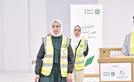 «التجاري» يوزّع «نقصة رمضان» على الأسر المتعففة