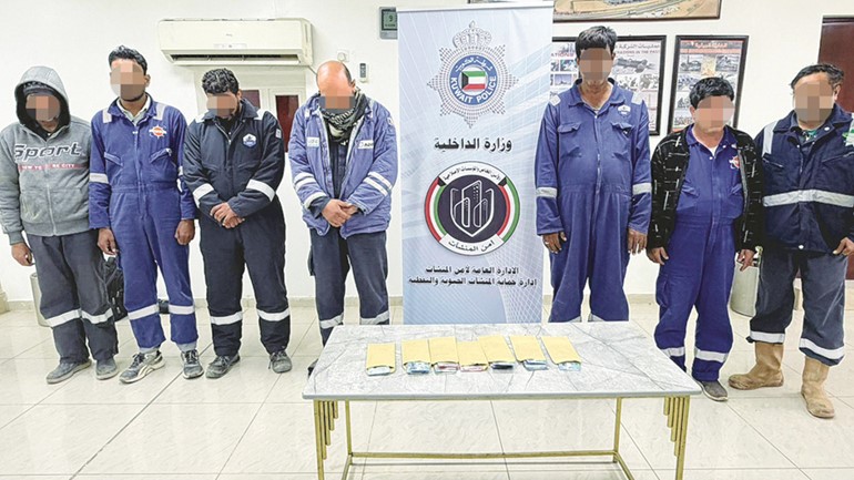 المتهمون وأمامهم حصيلة بيع الديزل في السوق السوداء