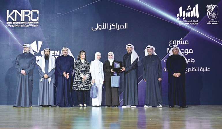 وزير الدولة لشؤون الشباب والرياضة د.طارق الجلاهمة يكرم الفريق الفائز بجائزة وطن الابتكار المقدمة من زين بحضور الخشتي