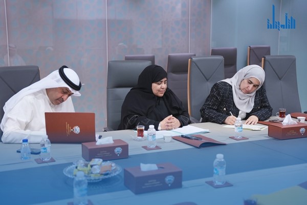  وكيلة وزارة المالية أسيل المنيفي والمدير العام للمؤسسة العامة للتأمينات الاجتماعية بالتكليف خالد المضف ووكيلة وزارة العدل بالتكليف عواطف السند خلال توقيع الوثيقة الرسمية