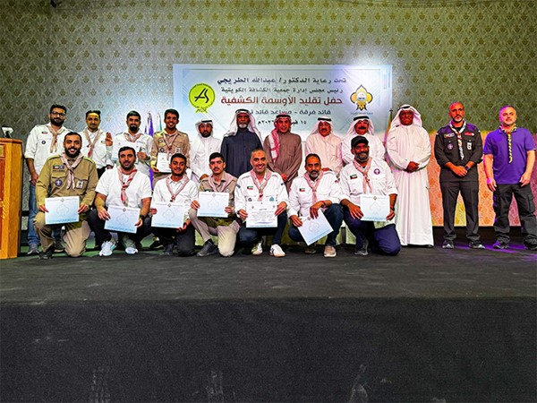 جانب من المكرمين مع رئيس وأعضاء مجلس إدارة جمعية الكشافة