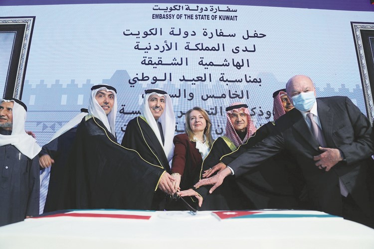 قطع كيكة احتفال سفارة الكويت بالمملكة الأردنية الهاشمية بالأعياد الوطنية