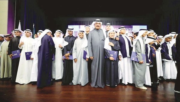 وزير التربية م.سيد جلال الطبطبائي مكرما الطلبة المشاركين في أوبريت ديرة الخير