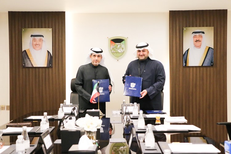 وكيل وزارة الدفاع رئيس اللجنة الوطنية لحظر الأسلحة الكيميائية الشيخ د.عبدالله المشعل خلال توقيع المذكرة مع المدير العام لمعهد الكويت للأبحاث العلمية د.فيصل الحميدان