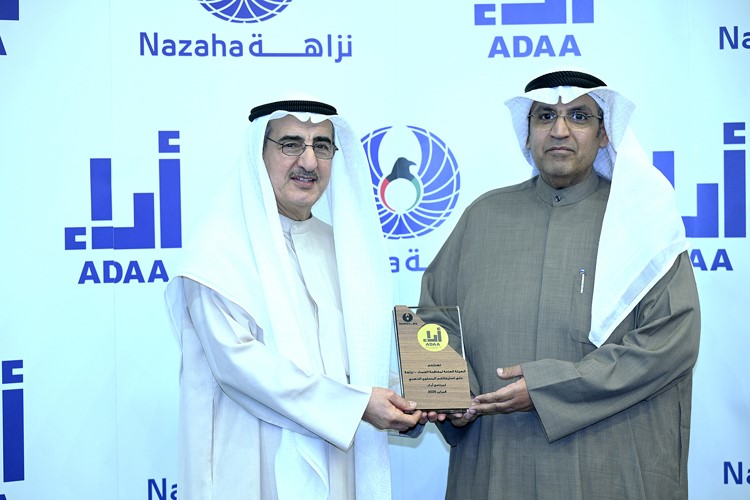 رئيس الهيئة العامة لمكافحة الفساد م.عبدالعزيز الإبراهيم مكرما مساعد المدير العام للشؤون الإدارية والمالية في هيئة تشجيع الاستثمار المباشر د.برجس فالح الهاجري