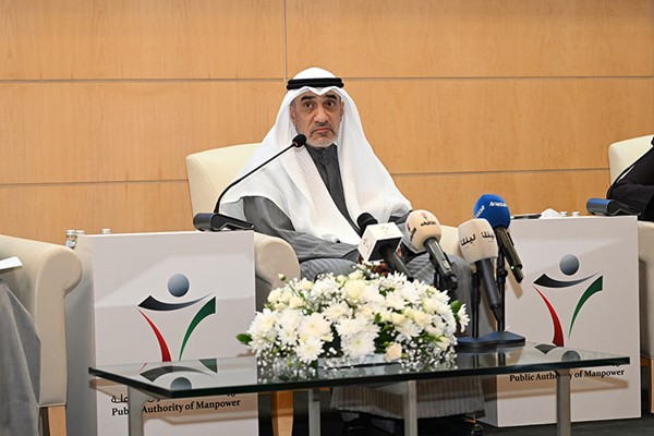 النائب الأول لرئيس الوزراء ووزير الداخلية الشيخ فهد اليوسف خلال اللقاء الحواري الأول مع ممثلي عدد من الشركات في القطاع الخاص (ريليش كومار)