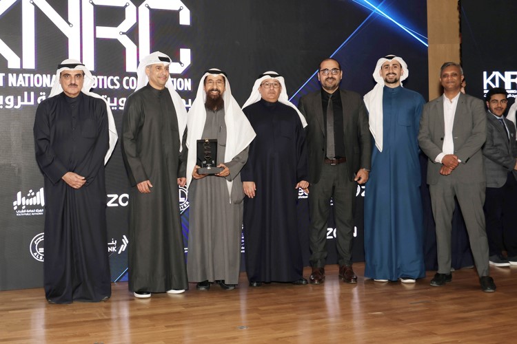 وزير الدولة لشؤون الشباب والرياضة د.طارق الجلاهمة يسلم م.إبراهيم الفوزان تكريم مجموعة الساير ويبدو د.حيدر بهبهاني وم.نهاد الحاج علي