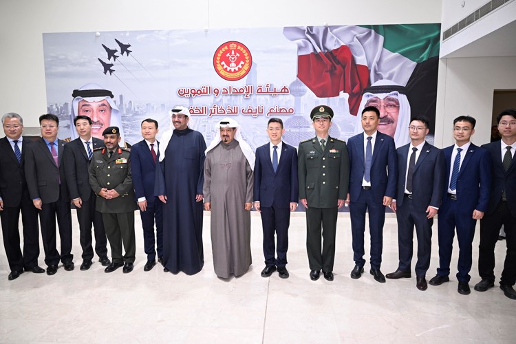 سمو الشيخ أحمد العبدالله رئيس مجلس الوزراء متوسطا وزير الدفاع الشيخ عبدالله العلي ومعاون رئيس الأركان العامة لهيئة الإمداد والتموين اللواء ركن م.صلاح سعود العازمي وقنصل جمهورية الصين الشعبية لدى الكويت ليو تشيانغ والرئيس التنفيذي لشركة شمال الصين للصناعات الحربية (نورينكو) جي وي خلال حفل افتتاح مصنع نايف للذخائر الخفيفة