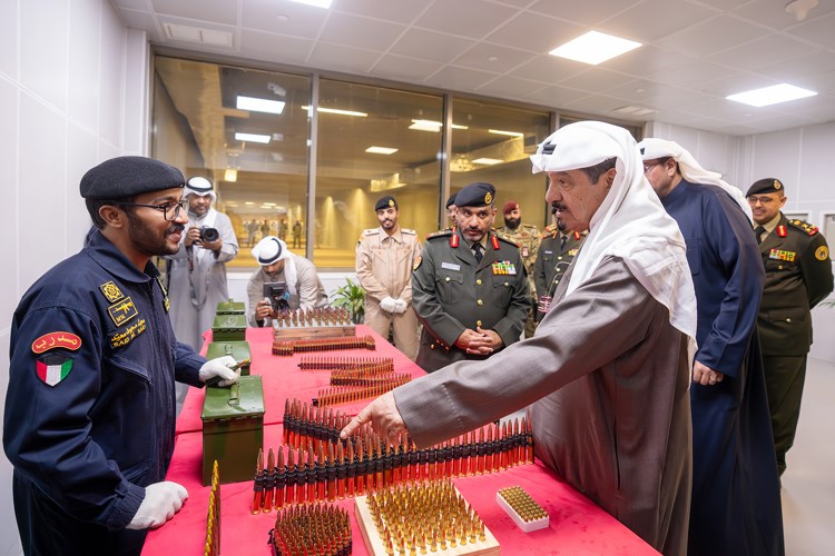 سمو الشيخ أحمد العبدالله رئيس مجلس الوزراء خلال اطلاعه على مراحل الإنتاج وآلياته داخل المصنع
