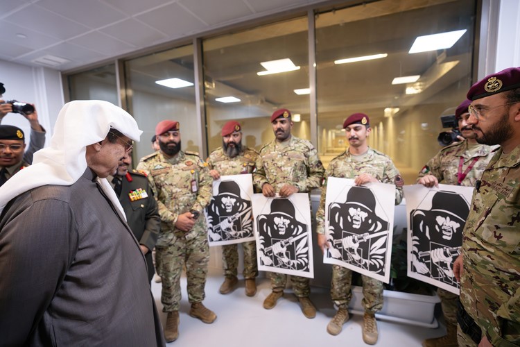 سمو الشيخ أحمد العبدالله رئيس مجلس الوزراء يطلع على لوحات النيشان داخل مصنع نايف للذخائر الخفيفة