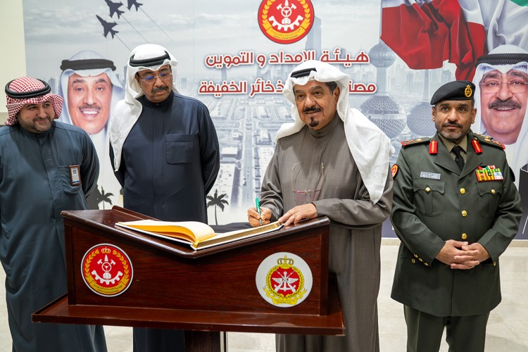 سمو الشيخ أحمد العبدالله رئيس مجلس الوزراء يدون كلمة في سجل الزيارات خلال حفل افتتاح مصنع نايف للذخائر الخفيفة