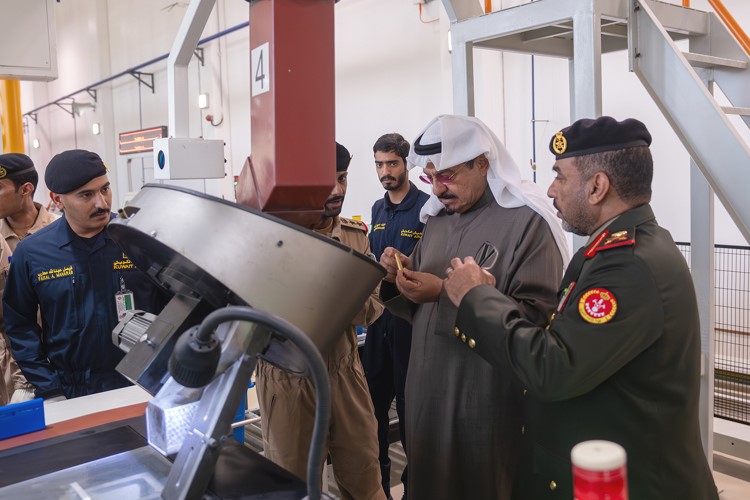 سمو الشيخ أحمد العبدالله رئيس مجلس الوزراء يستمع خلال جولة ميدانية داخل المصنع إلى شرح موجز عن آلية تصنيع الذخائر