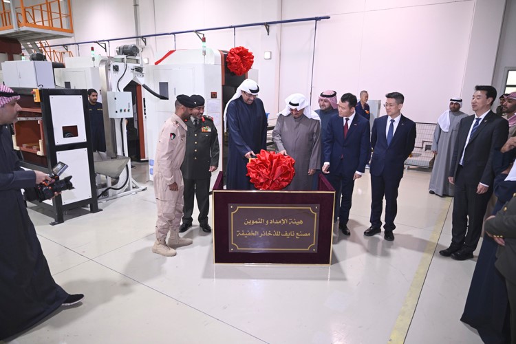 سمو الشيخ أحمد العبدالله رئيس مجلس الوزراء يضغط على زر تشغيل المصنع إيذانا ببدء العمل الرسمي لخط إنتاج الذخائر الخفيفة
