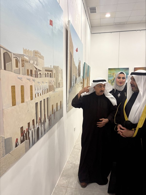  السفير الشيخ صباح الناصر وعبدالرول سلمان يطلعان على اللوحات المعروضة