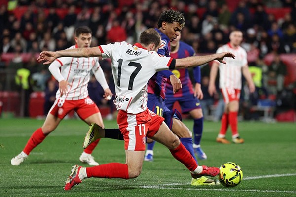 الدوري الإسباني.. جيرونا يهزم برشلونة ويمنح الصدارة لريال مدريد