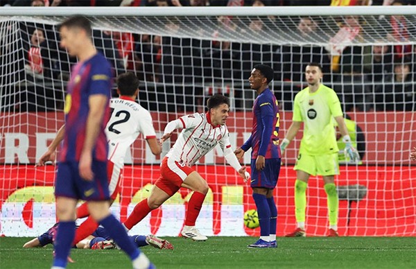 الدوري الإسباني.. جيرونا يهزم برشلونة ويمنح الصدارة لريال مدريد