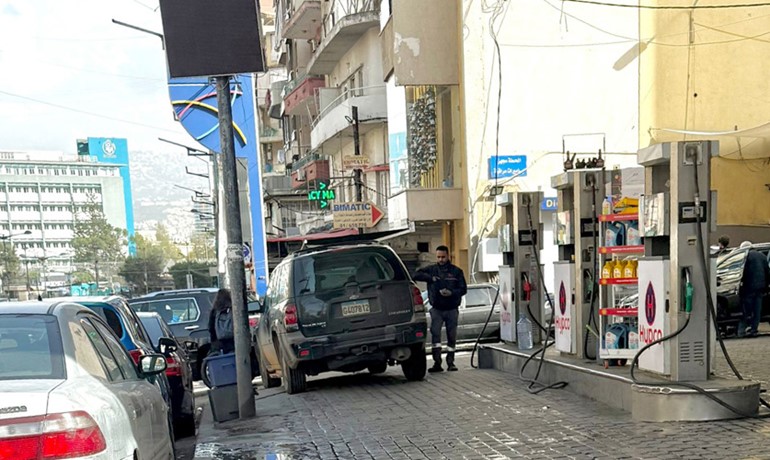 موجة اعتراضات واسعة على ضريبتي البنزين و القيمة المضافة .. النقابات تلوح بالتصعيد