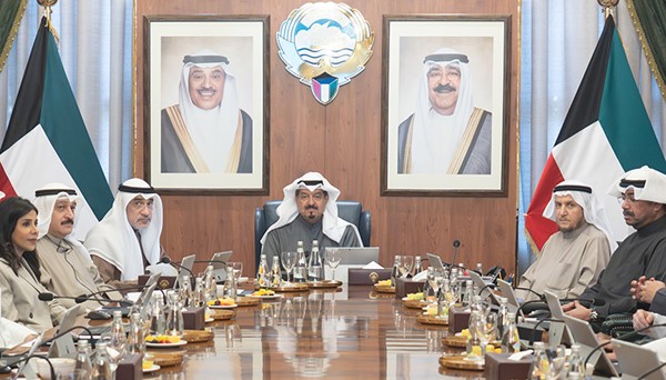 سمو الشيخ أحمد العبدالله رئيس مجلس الوزراء مترئسا اجتماع الحكومة أمس