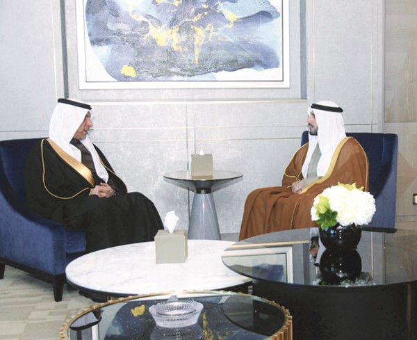 مدير عام مؤسسة الإنتاج البرامجي المشترك لمجلس التعاون لدول الخليج العربية الشيخ مبارك فهد الجابر خلال لقائه الرئيس التنفيذي لهيئة الإذاعة والتلفزيون السعودي علي الزيد