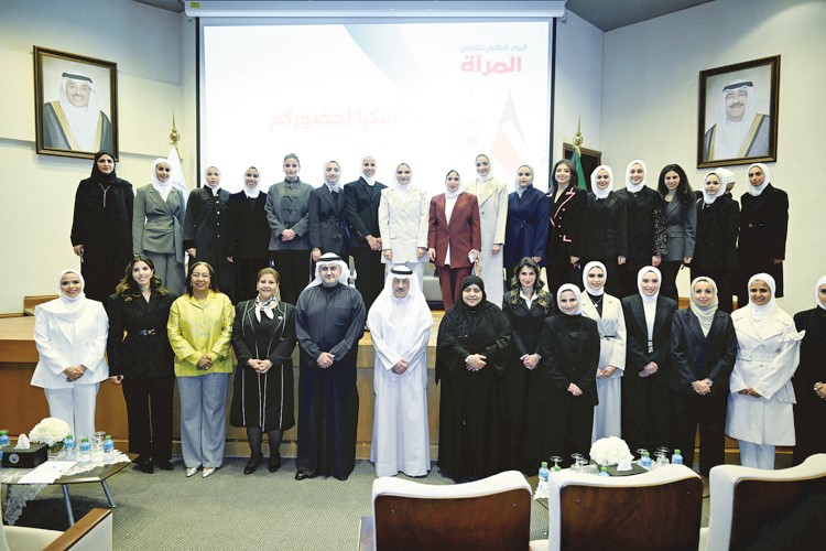 وزير العدل المستشار ناصر السميط والمحامي العام الأول المستشار بدر المسعد ومساعد وزير الخارجية لشؤون حقوق الإنسان السفيرة الشيخة جواهر إبراهيم الدعيج وممثل الأمين العام للأمم المتحدة المنسق المقيم في الكويت غادة الطاهر خلال احتفالية معهد الكويت للدراسات القضائية والقانونية بمناسبة اليوم العالمي للقاضي المرأة								(متين غوزال)