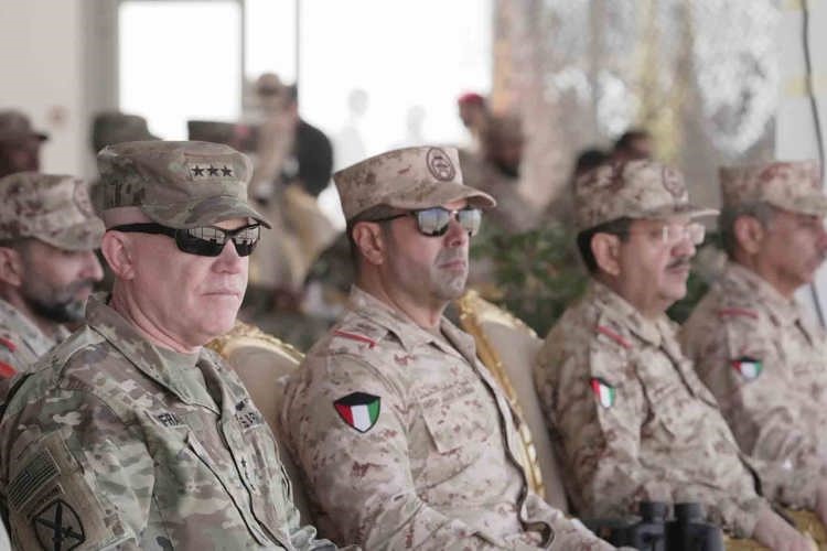نائب رئيس الأركان العامة للجيش اللواء ركن طيار الشيخ صباح جابر الأحمد وقائد القوات البرية الأميركية الوسطى الصديقة الفريق فرانك باتريك خلال متابعة تمرين ملاحظ الصحراء/ 26