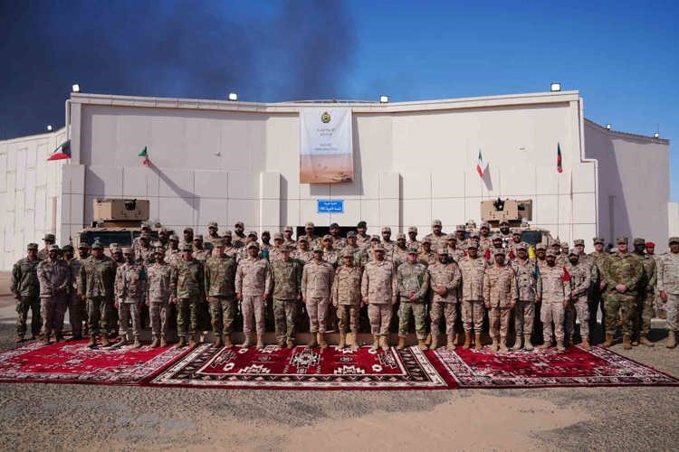 نائب رئيس الأركان العامة للجيش اللواء ركن طيار الشيخ صباح جابر الأحمد وقائد القوات البرية الأميركية الوسطى الفريق فرانك باتريك مع المشاركين في تمرين ملاحظ الصحراء/ 26