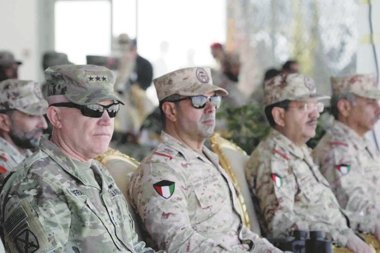 نائب رئيس الأركان العامة للجيش اللواء ركن طيار الشيخ صباح جابر الأحمد وقائد القوات البرية الأميركية الوسطى الصديقة الفريق فرانك باتريك خلال متابعة تمرين ملاحظ الصحراء/ 26
