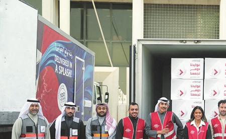 «الخليج» يوزّع الماجلة الرمضانية على الأسر المتعففة