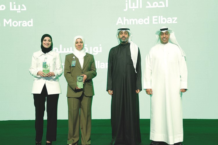 خالد الشملان ومشعل المنيخ خلال تكريم موظفات البنك