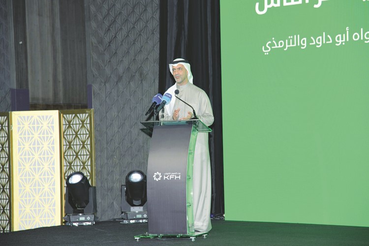 عبدالله السيف مقدما الحفل