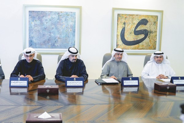 وزير العدل المستشار ناصر السميط ووزير التجارة والصناعة أسامة بودي ومدير عام هيئة تشجيع الاستثمار المباشر الشيخ د.مشعل الجابر والعضو المنتدب للهيئة العامة للاستثمار الشيخ سعود سالم العبدالعزيز