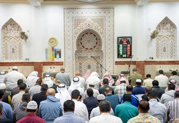 جانب من صلاة التراويح أول أيام رمضان المبارك