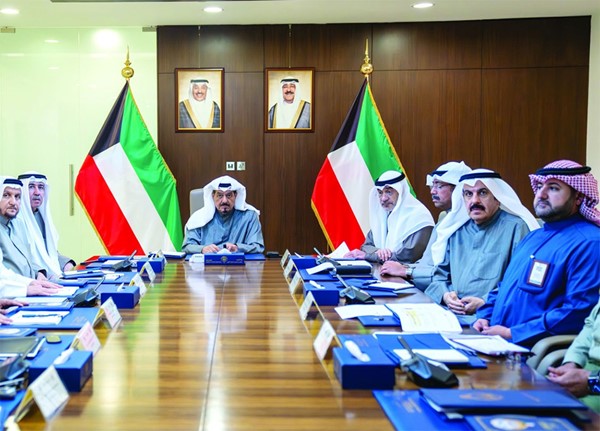 سمو الشيخ أحمد العبدالله رئيس مجلس الوزراء مترئسا اجتماع مجلس الدفاع الأعلى